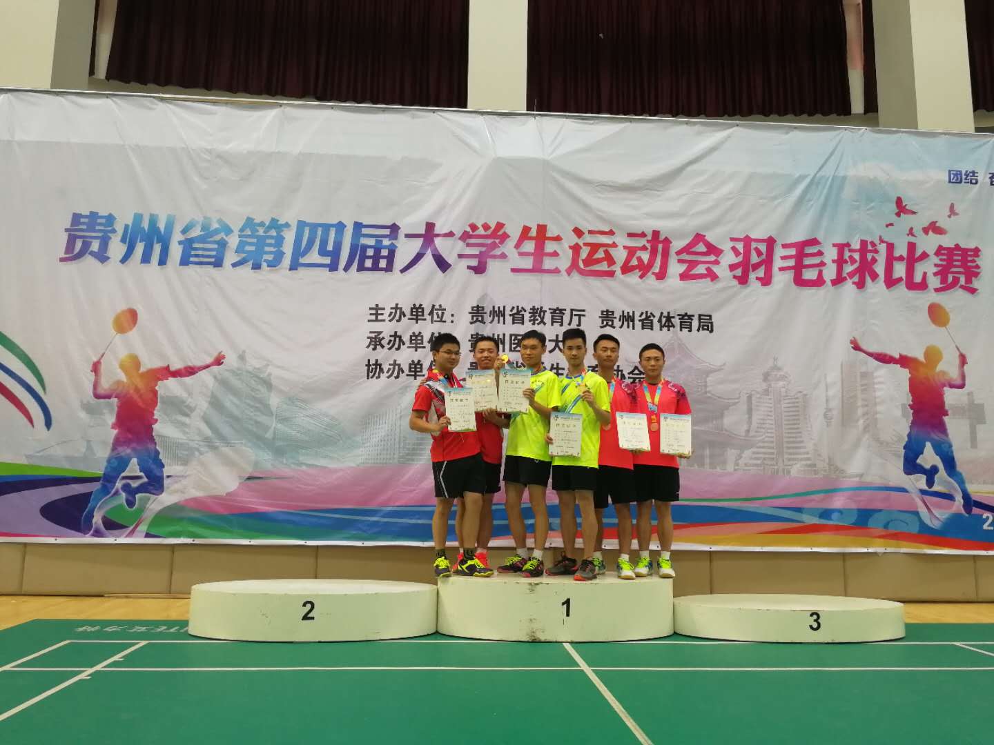 男子羽毛球队荣获高职高专组第二名