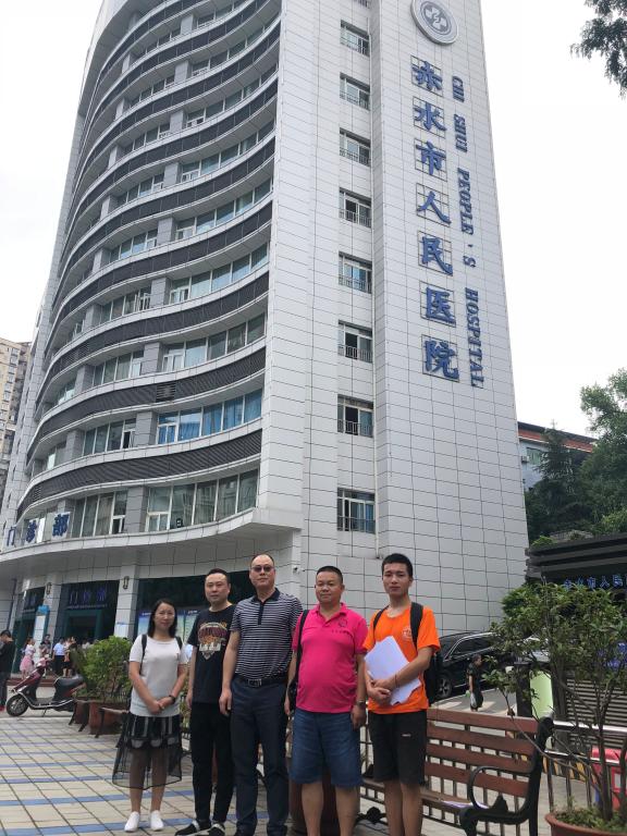 与赤水市人民医院合影