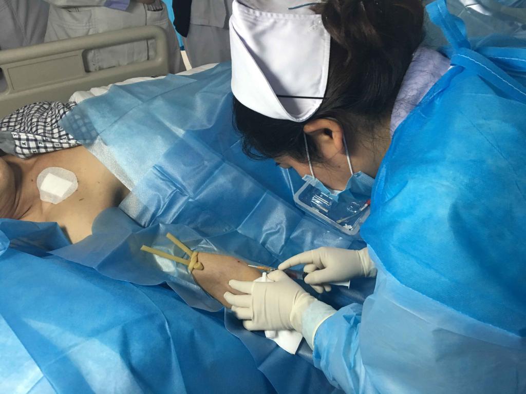 遵义市第五人民医院首例经外周静脉置入中心静脉导管(picc)穿刺成功