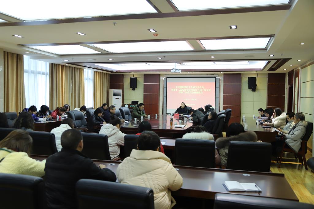 老师们聚精会神听讲座