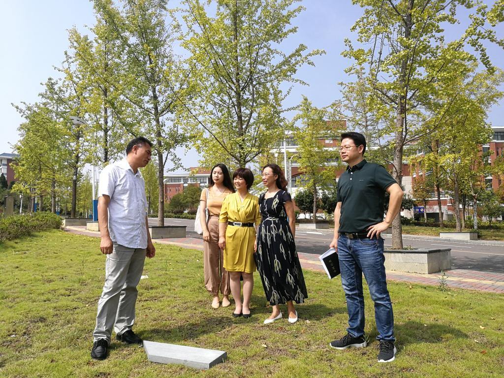 参观“百草园”建设地址