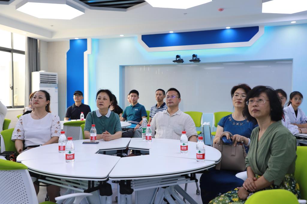 调研组观摩马克思主义学院大学生讲思政课