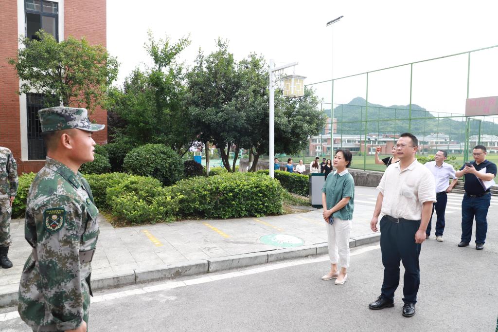 调研组实地调研国防教育示范班