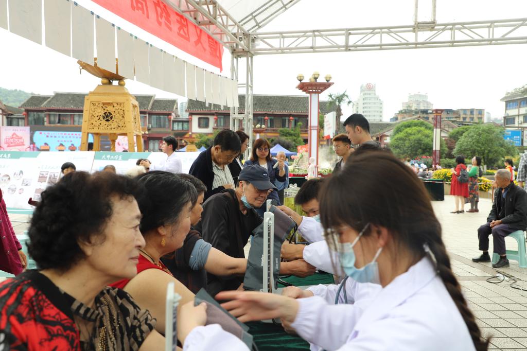 我校师生给市民按摩、推拿、测量血压