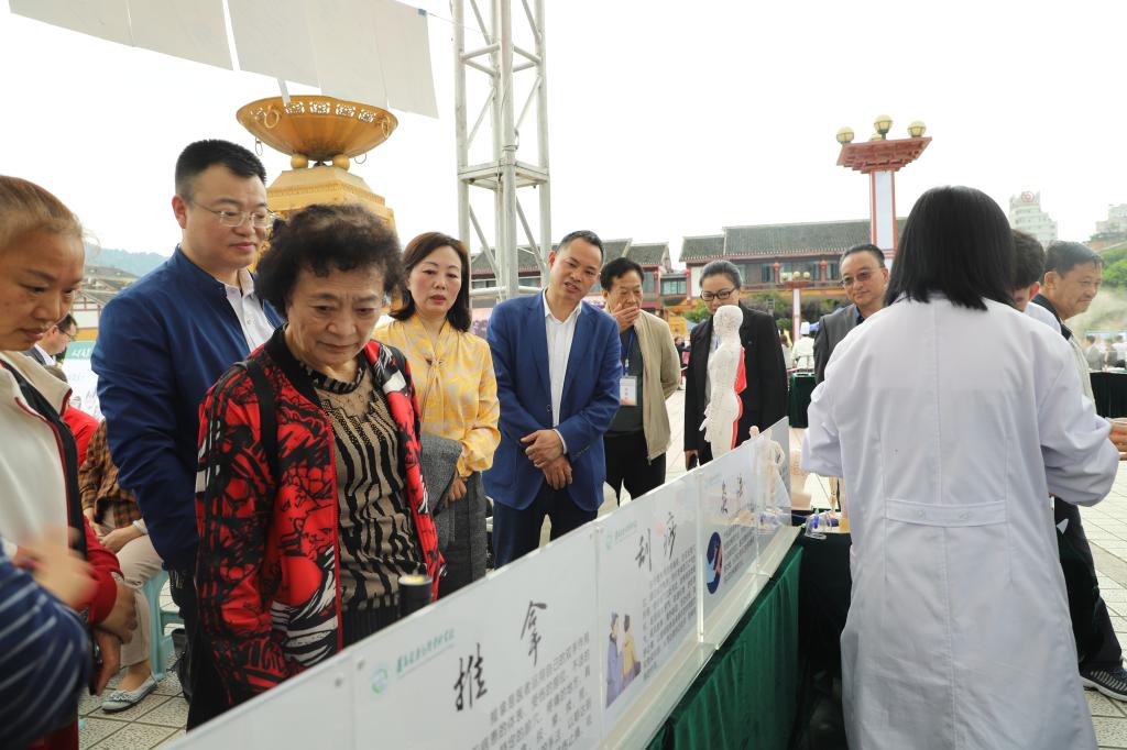 市人力资源和社会保障局党组成员、副局长王瑛琦,市教育局党组成员、副局长杨劲松观摩我校展览