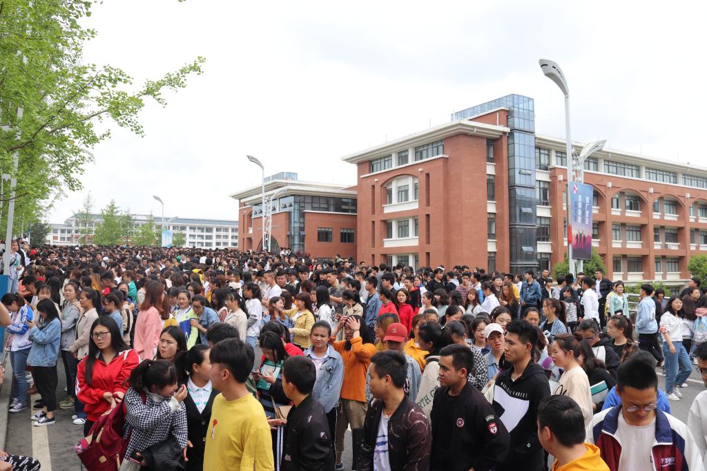 学生撤离大楼后到安全地点集合