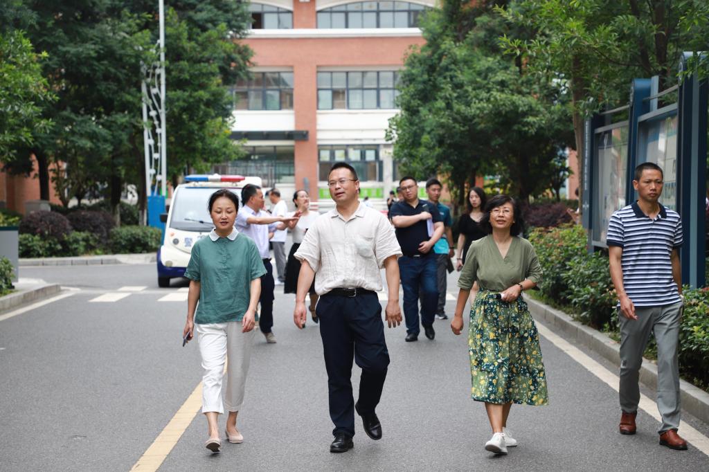 调研组一行到校实地调研