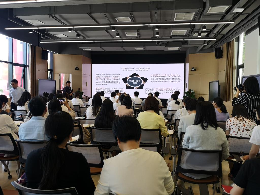 学员们认真聆听上海中医药大学党委书记曹锡康讲授的“学传统文化 强道德素养”一课