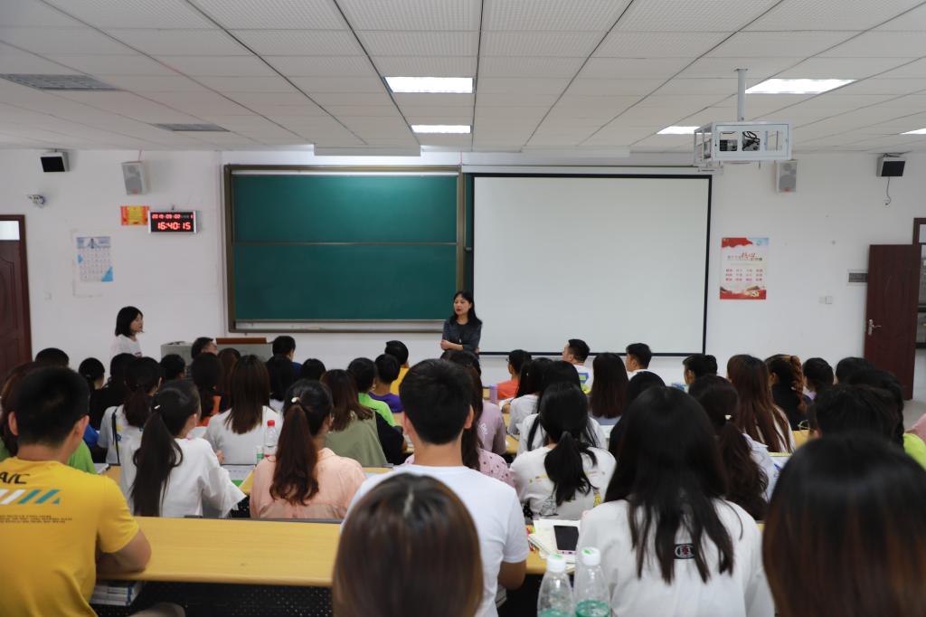 孙逐书记给学生作形势报告
