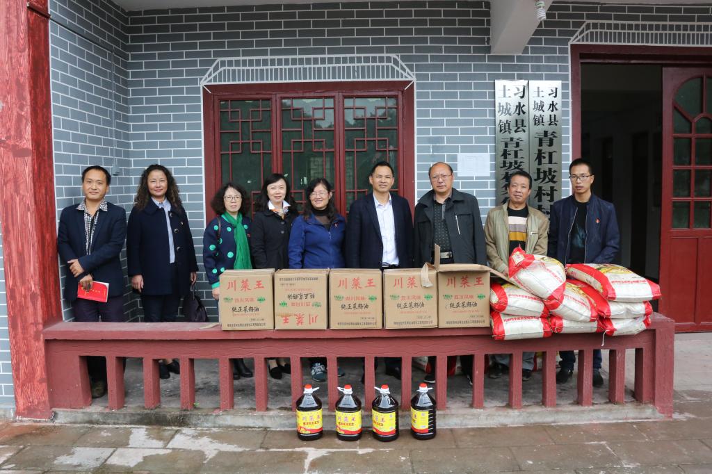 为青杠坡村贫困户送去12000多万的生活物资