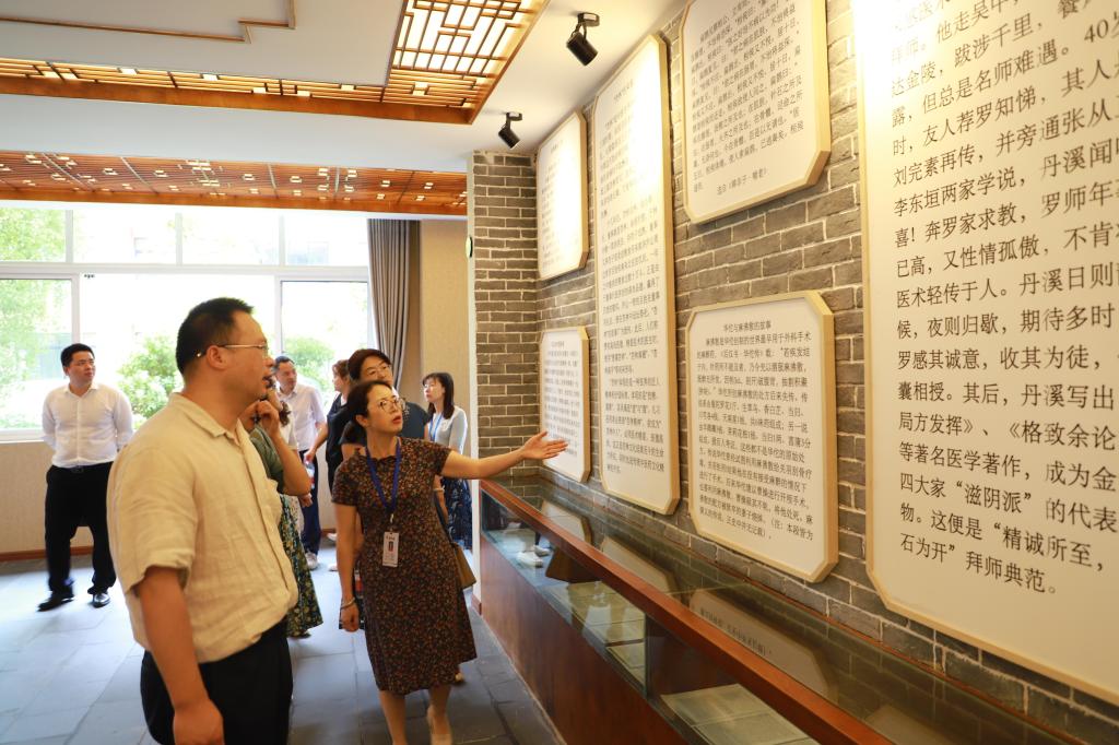 调研组实地调研中医系中医标本馆
