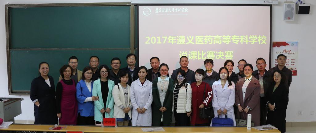参赛选手与评委合影