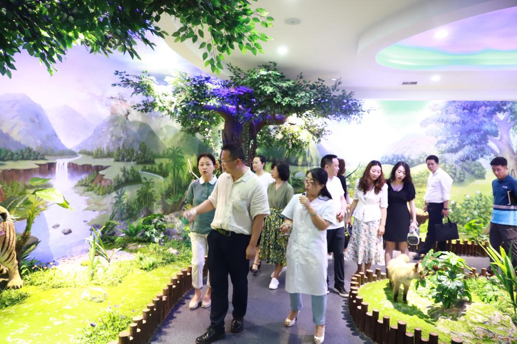 调研组实地调研中药标本馆