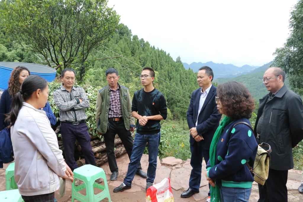 走访慰问贫困户赵友海家