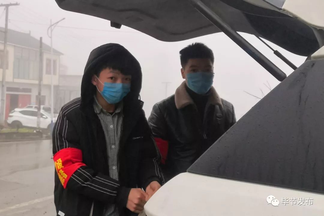 刘义与儿子刘情龙拿宣传设备