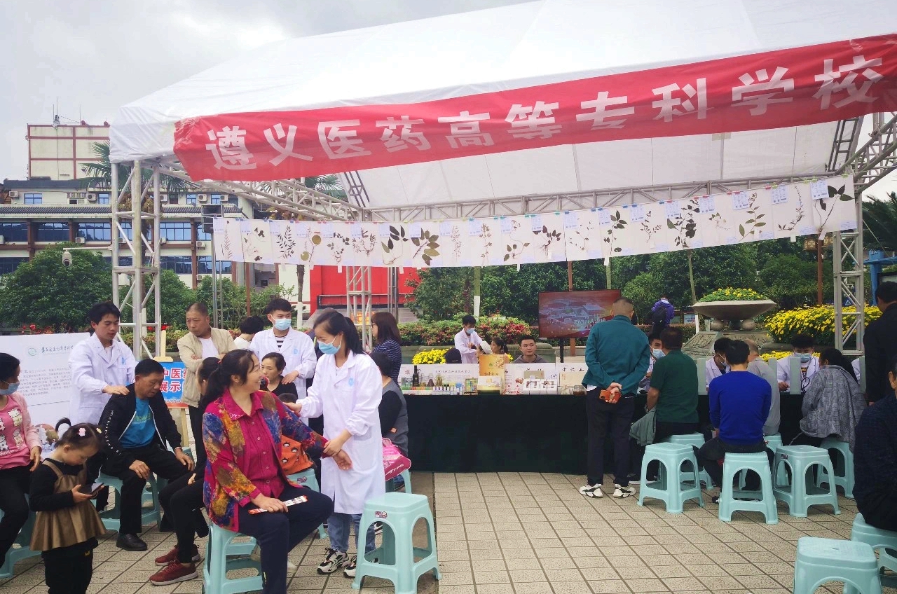我校师生给市民按摩、推拿、测量血压