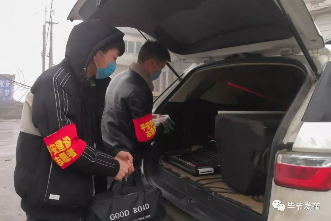 刘义与儿子刘情龙在将广播设备装车