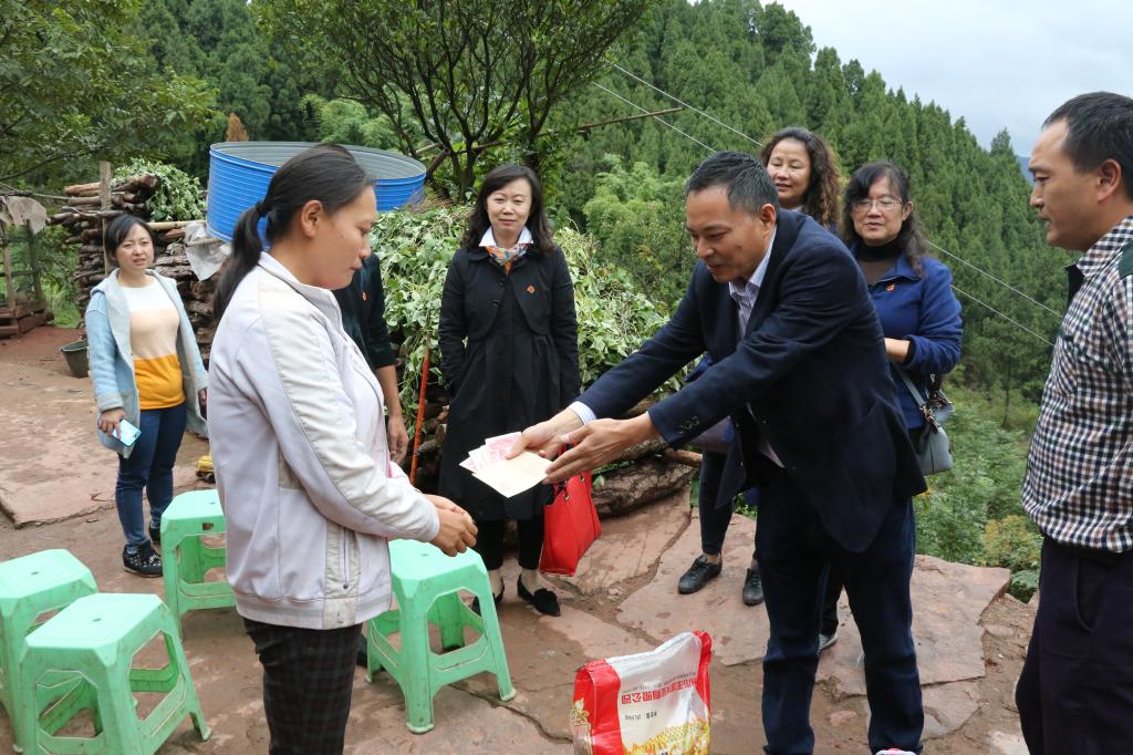 张武晓带队深入贫困户开展慰问活动