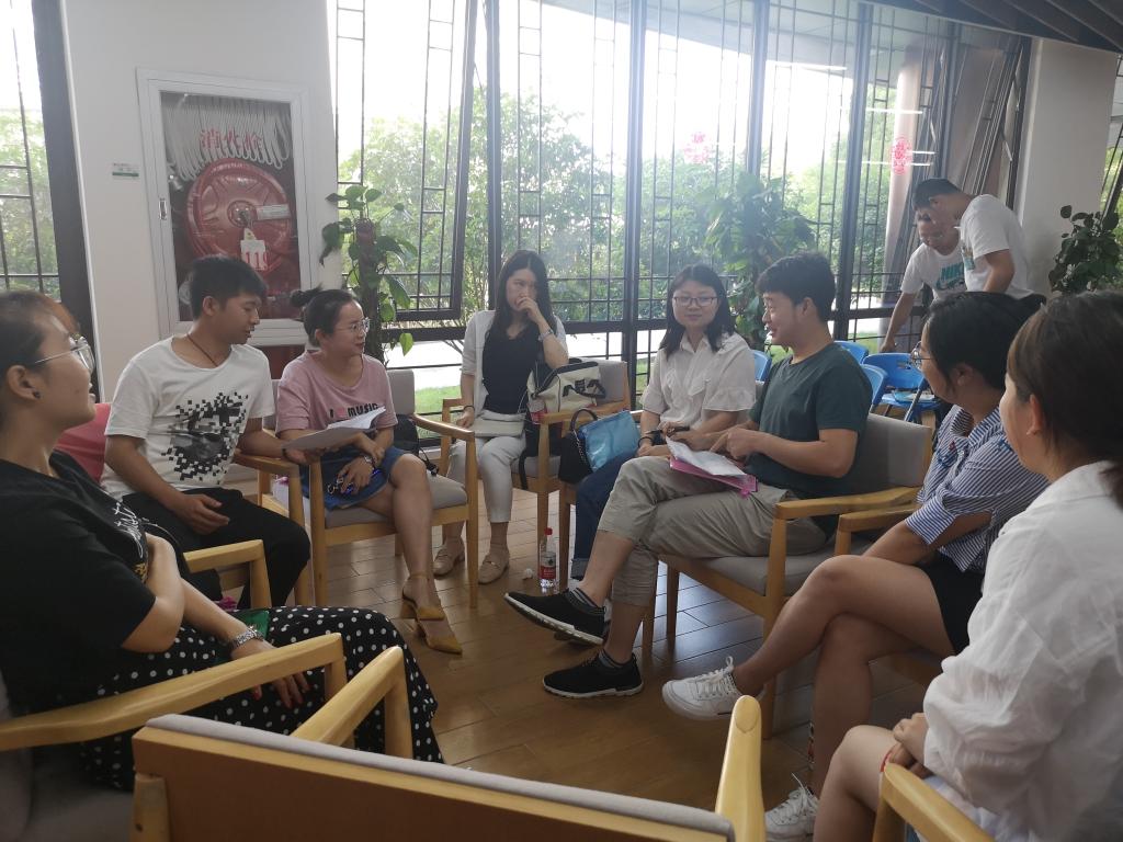 学员们分组讨论交流学习感悟