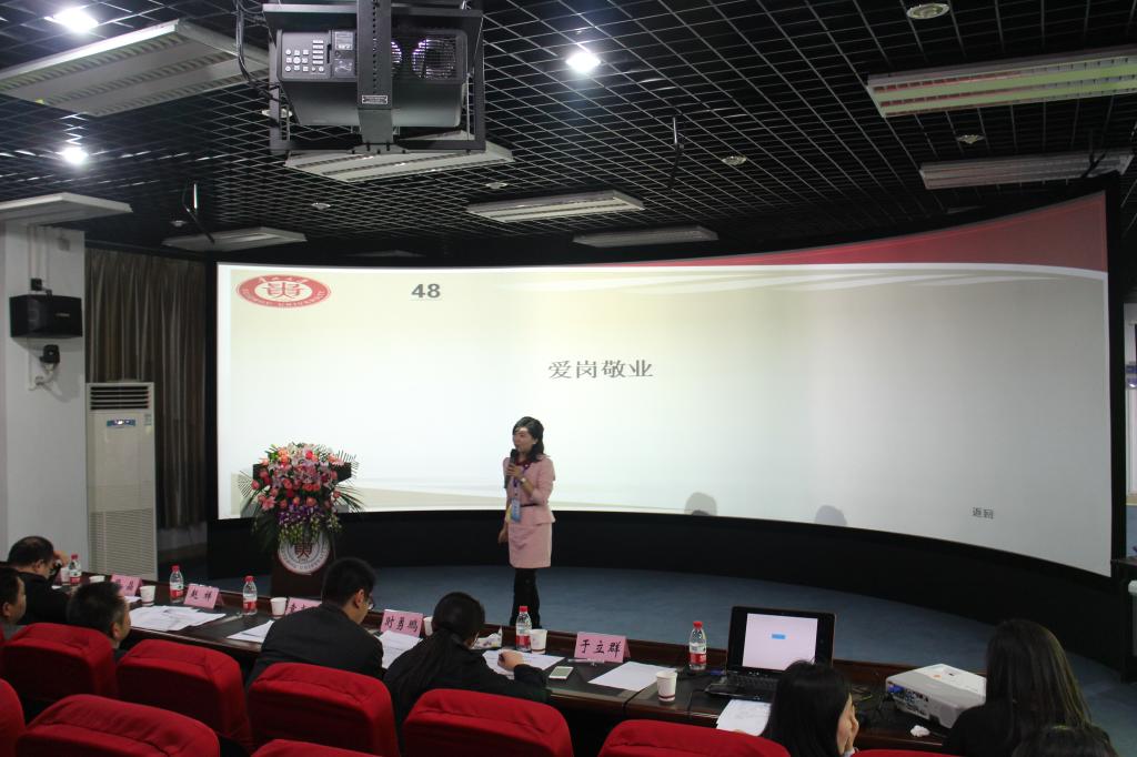 雷红霞正在进行主题演讲比赛