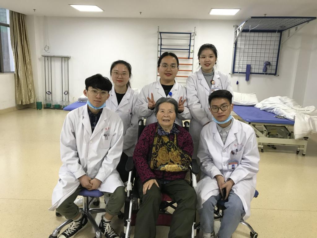 实习生与患者合影留念