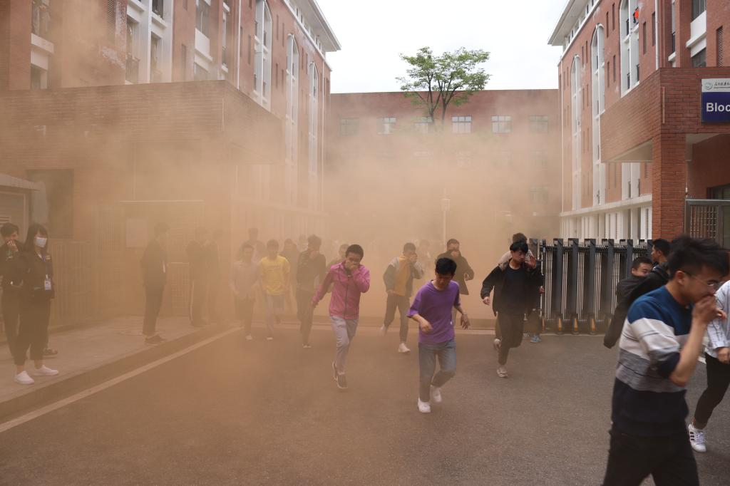 学生陆续撤离宿舍大楼