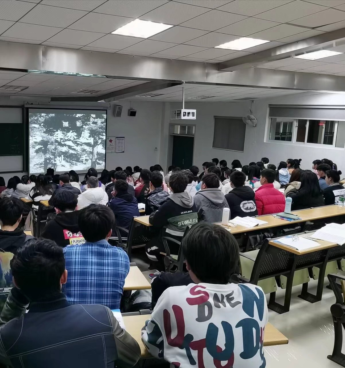 向同学们宣传、讲解雷锋事迹