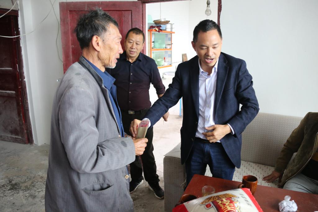 走访慰问退伍军人(贫困户)赵及权